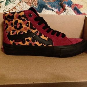 VANS - Cheetah Print Hightop Sneaker W7